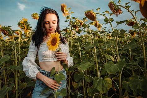 Modelo De Linda Jovem Caminha Pelo Buqu Amarelo Florescendo Campo De