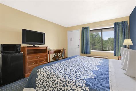 Days Inn by Wyndham Middletown | New Hampton, NY Hotels