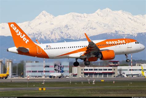 OE LSI easyJet Europe Airbus A320 251N Photo by Striteczky László ID