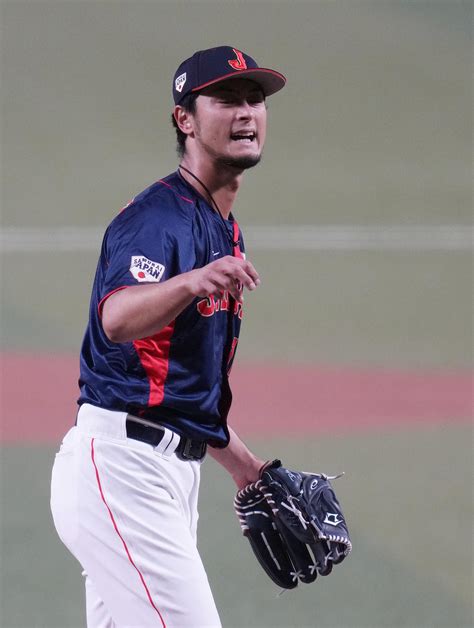 【中日】岡林勇希が負傷退場 ダルビッシュから右膝付近へ死球 自力で歩けず抱えられて引き揚げ プロ野球写真ニュース 日刊スポーツ