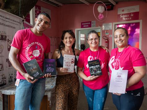 Escritora Brasiliense Doa Livros Para Volunt Rias Da Rede Feminina De