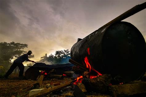 Melihat Proses Manual Pembuatan Aspal Goreng