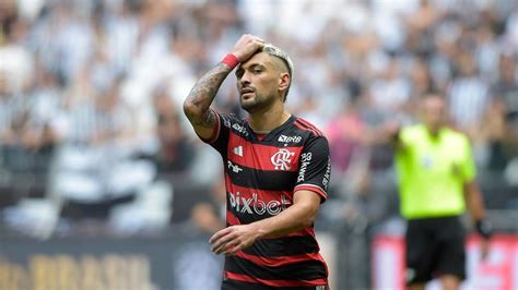 Flamengo Arrascaeta passa por artroscopia no joelho direito e não joga