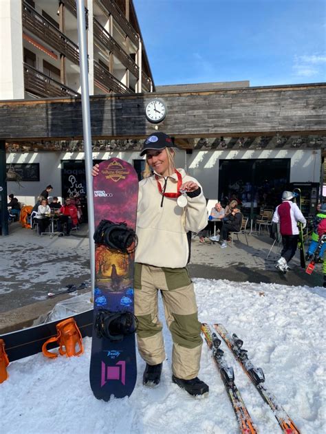 Snowboard Mondani Vola Alto Con Un E Un Posto Tiski