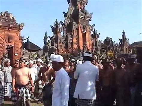 Perang Tipat Bantal Desa Kapal Badung Bali Video Dailymotion