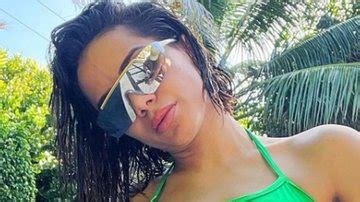 Anitta esbanja beleza e brasilidade ao publicar fotos de biquíni