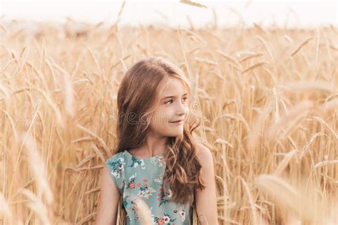 Belle Petite Fille Blonde Aux Cheveux Longs Marchant à Travers Le Champ