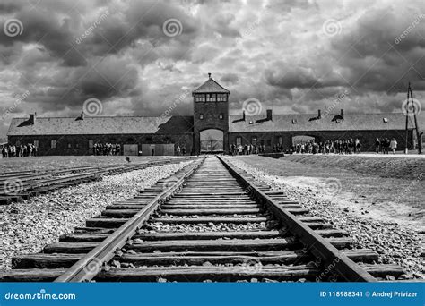 Recinti L Entrata Al Campo Di Concentramento A Auschwitz Birkenau In