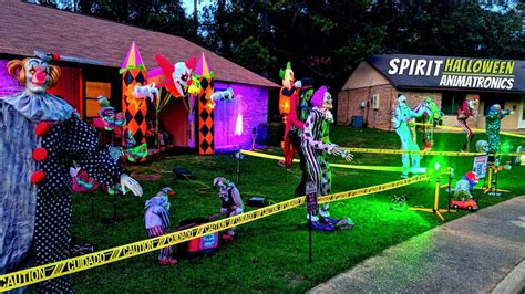 SPIRIT HALLOWEEN ANIMATRONICS | Decorating Our Yard For Halloween in ...