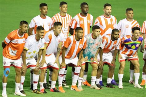 No Dia Das Crian As Jogadores Do N Utico Entram Em Campo Camisas