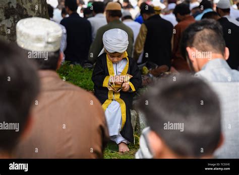 A Kashmiri Muslim Boy Sums Up His Eidi Gifted Money From Elders As