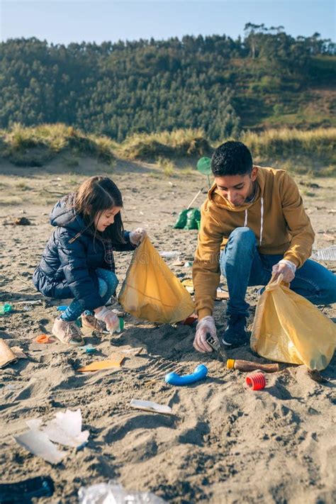 Volunt Rios Novos Que Limpam A Praia Foto De Stock Imagem De Sorrir