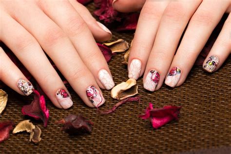 Hermosa Manicura Con Flores En Los Dedos Femeninos Dise O De U As Foto