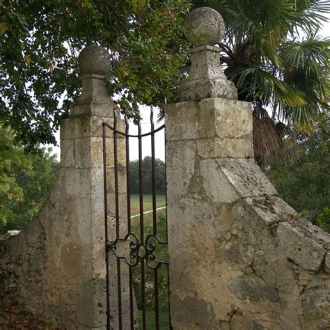 Piliers En Pierre De Taille Encadrant Une Porte En Ferronnerie