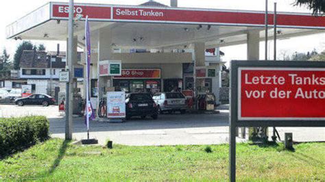 Bewaffnete Männer überfallen Tankstelle in Niefern Region