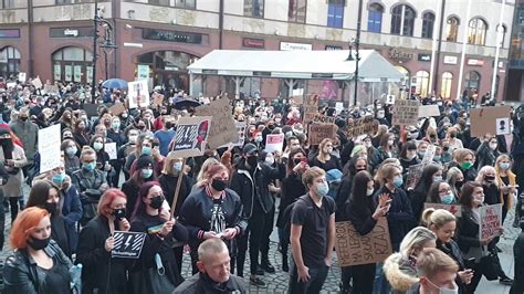 Protest Kobiet W Legnicy Tysi Ce Protestuj Cych Dotar O Pod Ko Ci