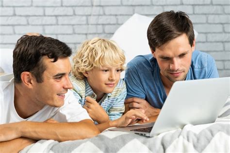 Familia lgbt pareja gay con hijo adoptivo padres homosexuales con su hijo divirtiéndose en