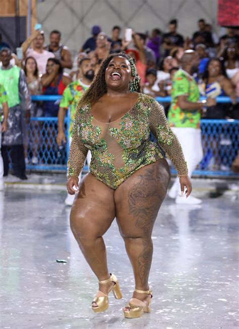 Jojo Todynho usa só body para se jogar no samba em ensaio de carnaval