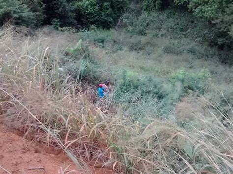 G Carro Bate Em Carreta E Cai Em Ribanceira Em Santana Do Para So