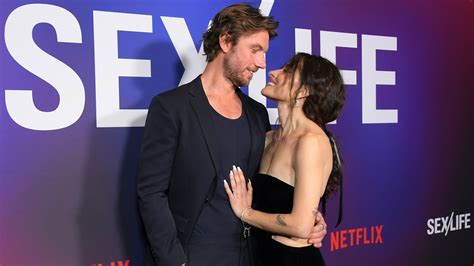 Sex Life Adam Demos Et Sarah Shahi En Amoureux à Sur Le Tapis Rouge La Seconde Saison De La