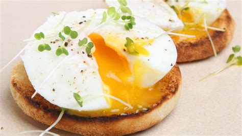 You Can Poach a Dozen Eggs at Once in a Muffin Tin | Lifehacker