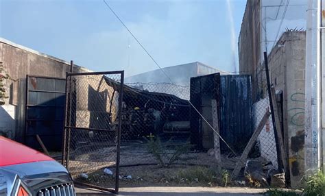 Desalojan A Personas Por Incendio De Bodega En Zona Industrial