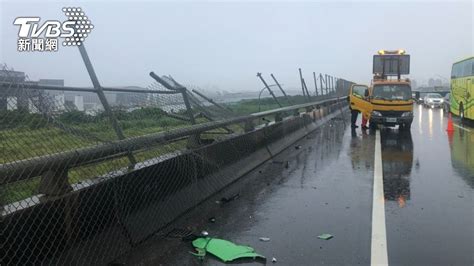 大雨釀禍？曳引車台61線打滑自撞 車頭180度翻轉│新北市│八里│受傷│tvbs新聞網