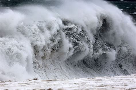 Sous La Menace Dun Cyclone La Réunion Se Confine