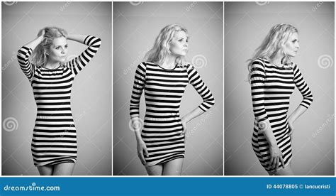 Blonde Atractivo Atractivo En El Vestido Apretado Blanco Y Negro Del Ajuste Que Presenta