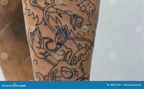 Kamenskoye Ukraine Giugno Disegno Di Un Tatuaggio Su Una