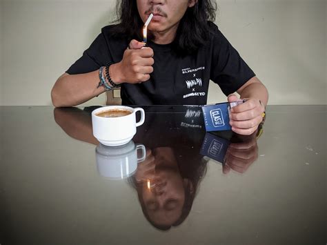 Orang Merokok Menikmati Sebatang Rokok Sambil Minum Kopi Rokok