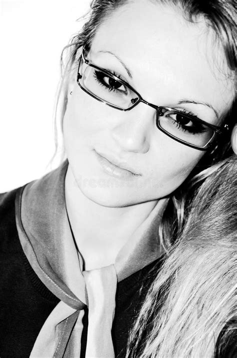 Jeune Fille Avec Des Glaces D Oeil Image Stock Image Du Blonde Oeil