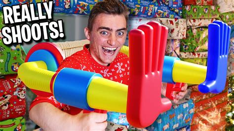 REAL WORKING GRAB PACK V2 FROM POPPY PLAYTIME! (CHRISTMAS BATTLE) - YouTube