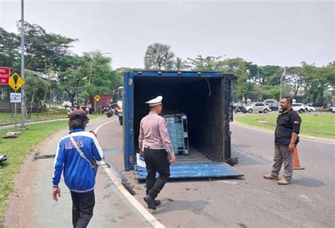 Ini Kronologi Truk Muatan Bahan Kimia Terguling Di Alam Sutera