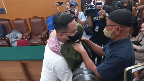 Irfan Widyanto Peluk Ibu Jelang Sidang Vonis Sang Ibunda Berurai Air