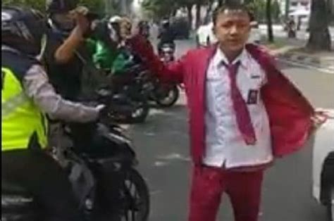 Viral Video Pelajar Smk Ngamuk Dan Nekat Melawan Polisi Saat Razia