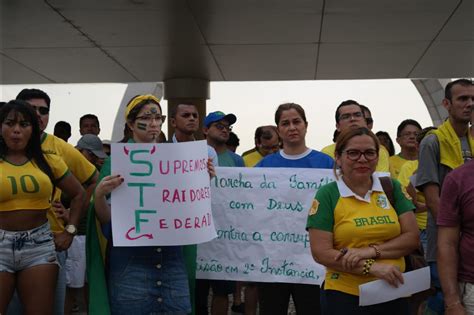 Manifestantes vão às ruas em Manaus contra decisão do STF