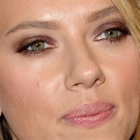 Scarlett Johansson Matched Her Purple Eyeshadow To Her Dress Beauty Editor Celebrity Beauty