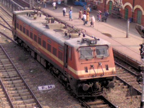 File WAP 7 Engine At Kharagpur Station