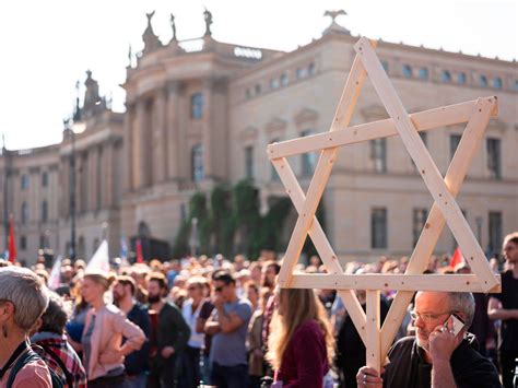 Tausende gehen gegen Antisemitismus auf Straße Am Sonntag rief das