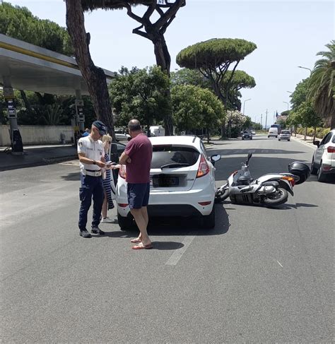 Scontro Tra Auto E Scooter Su Viale Mencacci Ad Anzio Ferito Il Centauro