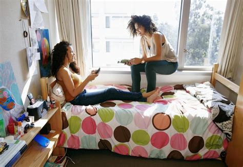 Pros And Cons Of Having A College Roommate