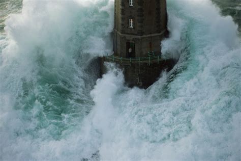 Photo du phare La Jument pendant une tempête Art21