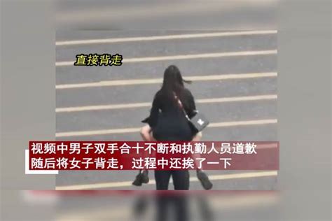 女子高铁站与人发生矛盾，同行男子道歉化解秒背走：这是好男人！