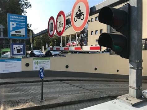 Zu Hoch Autofahrer Ist Emp Rt Ber Park Geb Hren Der Neuwoges