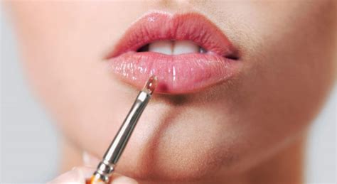 Lip gloss nedir Ne işe yarar Lip gloss nasıl kullanılır