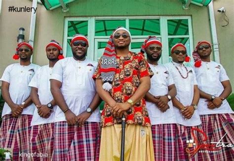 Hommes En Tenues Traditionnelles L Gance Africaine Au Nigeria