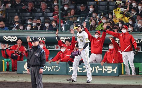 ＜神・広＞4回2死二塁、西川に適時三塁打を浴び、盛り上がる広島ベンチの前で肩を落とす藤浪（撮影・北條 貴史） ― スポニチ Sponichi Annex 野球