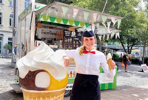 Umfragekönigin Eyleen Hat Den Coolsten Job Der Welt