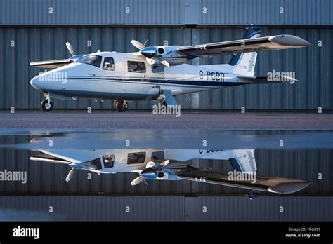 Six seater plane hi-res stock photography and images - Alamy